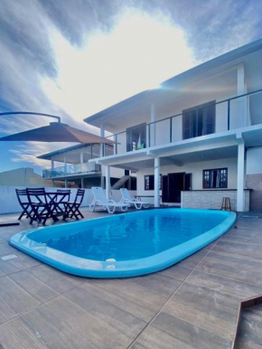 House with pool for family and group of friends